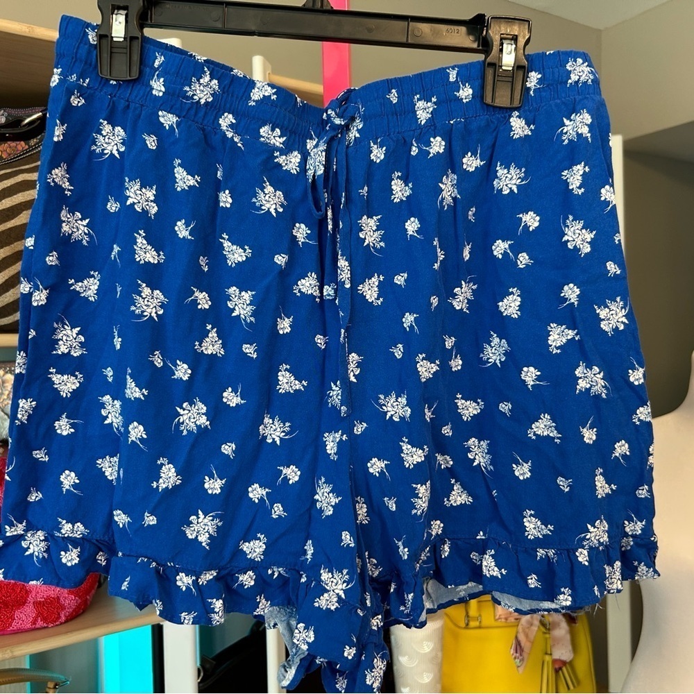 CeCe brand. Size large preloved Blue Floral Print Shorts